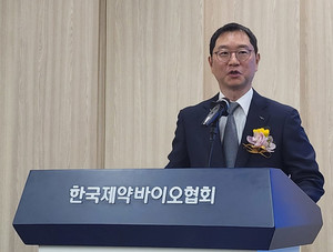 ▲ 총회를 통해 취임한 윤웅섭 이사장은 지금이 대한민국 제약바이오의 미래를 결정지을 가장 중요한 시기라며, 기화외 위기에 적극적으로 대응해 우리 제약바이오산업이 국민건강과 국가경제에 더 크게 기여할 수 있도록 최선을 다하겠다고 전했다.