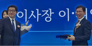 한국제약바이오협회 임직원들이 윤성태 전 이사장에게 감사패를 전달했다.