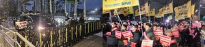 ▲ 의대 정원 증원을 반대하는 서울시의사회의 궐기대회 옆에선 ‘의대 정원 증원’을 찬성하는 맞불 집회가 열렸다.