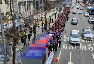 의협 비대위와 전국 의사 대표자들은 의대 정원 증원 반대를 외치며 의협 회관에서 대통령 집무실 앞까지 가두행진을 진행했다. 