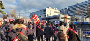 ▲ 의협 비대위와 전국 의사 대표자들은 대통령 집무실 앞에서 △무계획적 의대증원 건보재정 파탄난다 △의대정원 졸속확대 의료체계 붕괴된다 등 구호를 외쳤다.