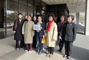 ▲ 김나영 회장을 비롯한 여성 의사들이 박민수 차관의 여성차별적 발언에 대한 고발장을 접수했다.