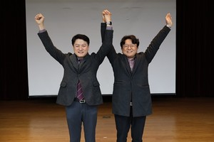 기념촬영하고 있는 윤성찬 회장 당선인(왼쪽)과 정유옹 수석부회장 당선인.