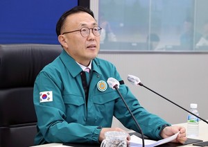 행안부 이한경 재난안전관리본부장은 미복귀 전공의에 대한 엄정 대응을 예고했다.