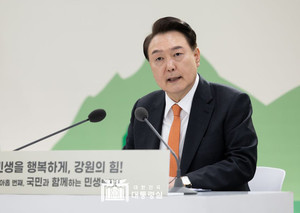 윤 대통령은 보건의료데이터를 산업적 방향으로 적극 활용해야 한다고 강조했다.