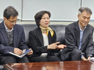 ▲ 이남희 국장(가운데)은 다국적 기업의 의료기기에서 문제가 발생했을 때 해외제조소에 대한 실사도 진행 중이라고 밝혔다.