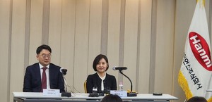 한미사이언스 임주현 사장(오른쪽)은 25일 오후, OCI홀딩스 이우현 회장과 함께 기자회견을 개최하고 두 그룹간 통합에 대한 입장을 밝혔다.