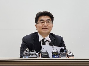 서울의대와 서울대병원 교수 비상대책위원회는 25일부터 자발적인 사직서 제출을 시작한다고 밝혔다.