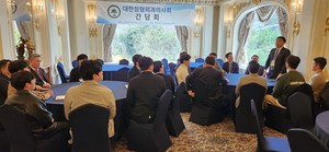 지난달 31일 개최된 정형외과의사회 학술대회에 참석한 전공의들이 의사회 임원들과 간담회를 진행하고 있다.