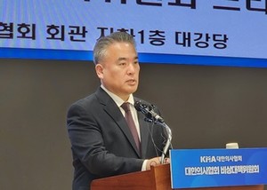 ▲ 김성근 언론홍보위원장.