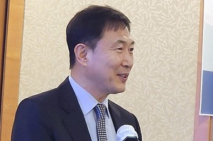 한국의약품수출입협회 류형선 회장이 취임 후 첫 기자간담회를 통해 3년의 임기 중 100억 이상을 투자, 회원사의 글로벌 시장 진출을 총력 지원하겠다고 밝혔다.