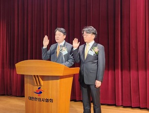 ▲ 윤성찬 회장(왼쪽)과 정유옹 수석부회장.