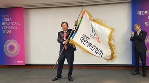 이성규 당선인이 병협 회기를 휘두르고 있다.