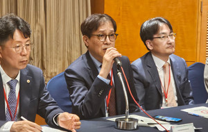 ▲ 김재유 회장(가운데)은 정부가 전공의들의 요구 사항을 수용해야 한다고 주장했다.