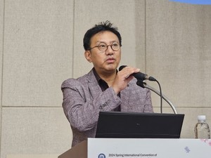 ▲ 이동한 교수는 대한약학회 춘계학술대회에서 약국의 디지털 전환을 주제로 강의를 진행했다.