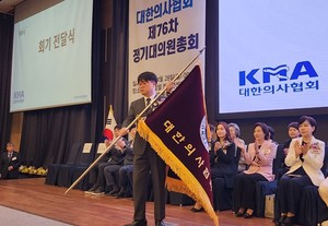 임현택 당선인이 의협 정기총회에서 의대 정원 증원과 필수의료 정책패키지를 반드시 저지하겠다면서 차기 집행부에 힘을 실어달라고 호소했다.