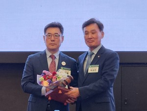 ▲ 김교웅 신임 의장(왼쪽)과 박성민 의장.