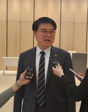 임현택 회장이 취임식 전 취재진과 이야기를 나누고 있다.