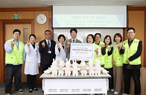 ▲ (왼쪽부터)황윤택 모두가족봉사단, 문지혜 의료사회복지사, 오세경 총무팀장, 김은경 사회사업팀장, 이승대 행정부원장, 오연주 안양시가족센터장, 리나ㆍ노은주ㆍ김윤아 모두가족봉사단, 김정구 사무국장.