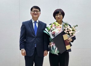▲ 김민경 수석간호사(오른쪽)가 지난달 30일 민길수 중부지방고용노동청장으로부터 국무총리상을 수상한 후 기념촬영하고 있다. 
