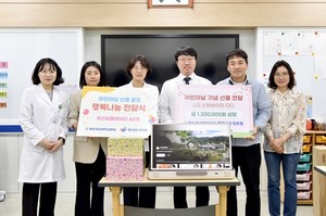 ▲ 장호철 교수(오른쪽에서 세 번째)가 지난 2일 백희조 교수(왼쪽에서 세 번째) 등에게 어린이날 기념 선물을 전달했다.