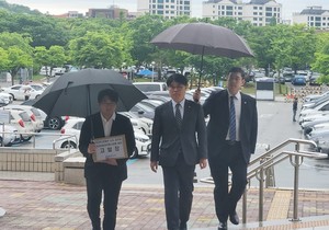 ▲ 임현택 회장(가운데)이 7일 문화체육관광부 고위 공무원을 공수처에 고발했다.