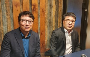 ▲ 김완호 회장(왼쪽)과 김형규 수석부회장.