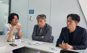 ▲ (왼쪽부터) 김성협 총무이사 조춘규 부회장, 한동우 기획이사.