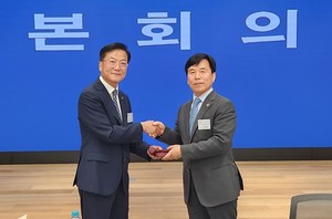 ▲ 양동호 신임 의장(왼쪽)이 김재왕 의장에게 의사봉을 전달 받고 있다.