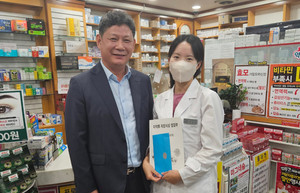 ▲ 김계성 회장(왼쪽)은 고양시 소속 2024 신규개설약국을 방문했다.