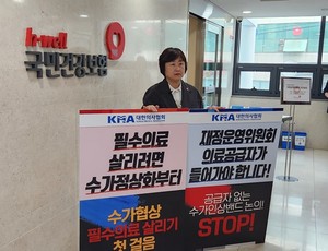 ▲ 최안나 총무이사겸보험이사가 재정소위 회의 전, 1인 시위를 진행했다.