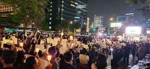 ▲대한의사협회가 주최한 '대한민국 정부 한국의료 사망선고 촛불집회'에 의사와 학생 등 1500여명이 참석했다.