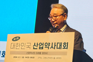 오성석 회장은 산업약사대회가 산업약사들의 구심점이 되길 바란다는 말을 전했다.