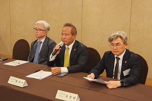▲ (왼쪽부터) 박종환 회장, 황규석 회장, 윤정현 공보이사.