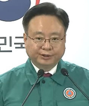 조규홍 장관이 4일, 사직 전공의를 위한 유화책을 발표했다.