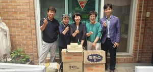 양천구약사회가 복지시설 2곳을 방문해 성금과 의약품을 전달했다.