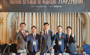 ▲ 곽경근 회장과 새 집행부를 구성한 서울시내과의사회가 올해 본사업 시행 예정인 ‘만성질환관리제’에 대해 많은 회원들이 참여하도록 노력하겠다고 전했다.