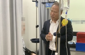 ▲ 황규석 회장(오른쪽)이 피습 당한 의사회원을 위로 방문하고 있다.