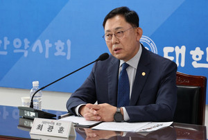 최광훈 회장은 지난달 해외 일정은 외유성 출장이 아니었다고 해명했다.