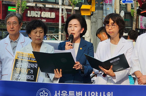 ▲ 권영희 회장(가운데)이 약사법 개정을 추진하겠다고 선언했다.