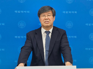 ▲ 서동철 소장은 약사사회를 위해 주목해야 할 주제 5가지를 골라 연구한 논문을 공개했다고 발표했다.