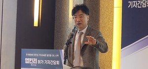 ▲ 한국애브ql는 10일, 서울 플라자호텔에서 엡킨리(성분명 엡코리타맙)의 국내 허가를 기념, 화순전남대학교병원 혈액내과 양덕환 교수(대한혈액학회 림프종연구회 위원장)와 세브란스병원 혈액내과 김진석 교수를 초청, 기자간담회를 개최했다. 양덕환 교수가 건강보험 급여 기준 변화의 필요성을 역설하고 있다.