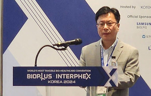 삼성바이오에피스 김세훈 상무는 11일, 서울 코엑스에서 진행됙고 있는 바이오플러스-인터펙스 코리아(Bioplus-Interphex KOREA 2024, BIX 2024) 현장에서 자사가 진행하고 있는 국내 소부장 테스트 프로그램을 소개했다.