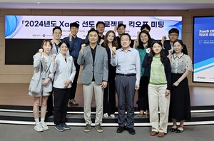 ▲ XaaS 선도 프로젝트 킥오프 미팅 이후 기념촬영을 하고 있다. 이미연 센터장(앞줄 왼쪽 두 번째)과 김민교 대표(앞줄 왼쪽 세 번째).