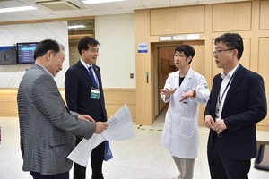 ▲ 창원한마음병원 하충식 의장 등 경영진과 의료진들이 화순전남대병원 곳곳을 돌며 암 치료 시스템과 시설물들을 견학하고 있다.
