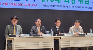 ▲ (왼쪽부터) 경문배 총무이사, 박근태 회장, 이성필 총무부회장, 조성일 총무이사.
