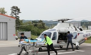 ▲올해 초 부산에서 흉기 피습당한 야당 대표와 관련, 권익위가 구급대원과 의사들이 해동강령을 위반했다고 판단, 의료계의 공분을 사고 있다.