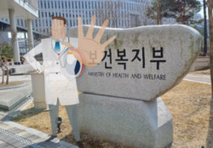 의료계는 정부가 발표하는 전공의 대책들이 동문서답과 같다고 비판했다.