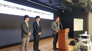 ▲ 김완호 회장이 연수강좌 개최에 도움 준 의협 임원들을 소개하고 있다.