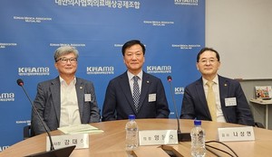 (왼쪽부터) 강대식 이사장, 양동호 의장, 나상연 감사.